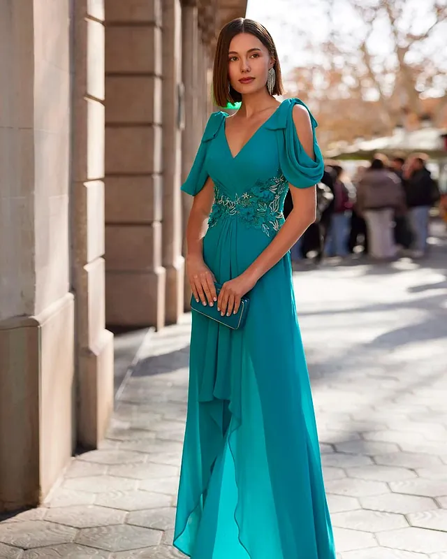 Soledad Galván mujer con vestido Marfil